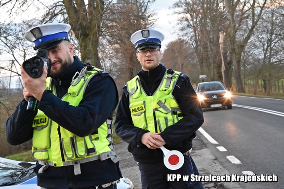 Przed nami świąteczne podróże – policjanci przypominają o przestrzeganiu ograniczeń prędkości