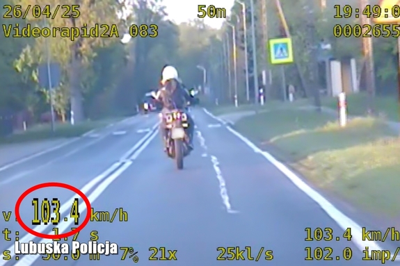 Niebezpieczna jazda motocyklisty przerwana przez policjantów