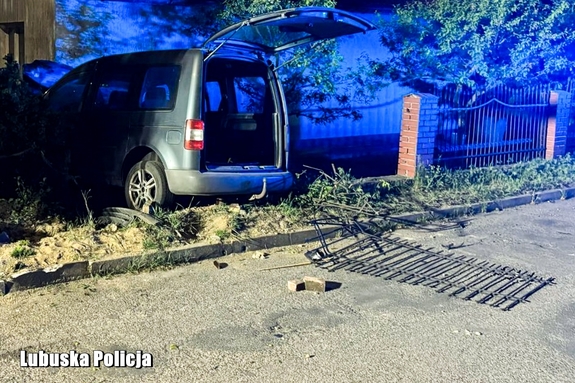 Pijany 64-latek wypadł z drogi i wjechał w budynek mieszkalny