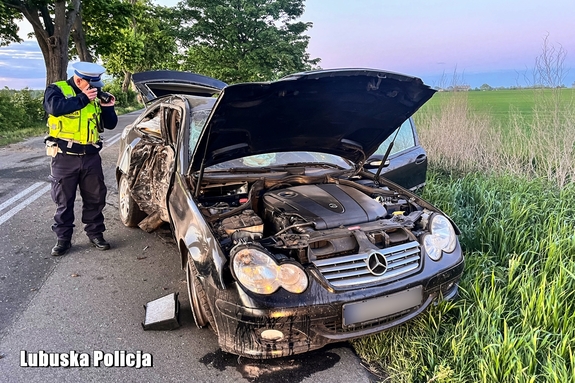 Groźny wypadek z udziałem młodego kierowcy. Uważamy na drodze