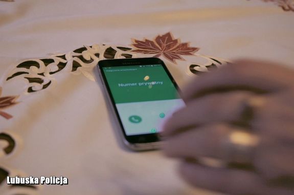 Seniorka uwierzyła w fałszywą historię o wypadku wnuczki – kobieta straciła pieniądze i biżuterię