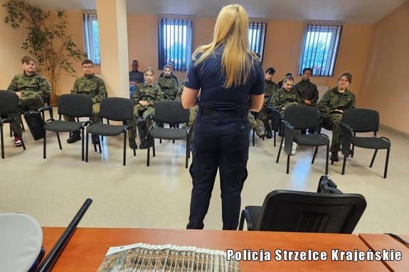 PROMOCJA BEZPIECZEŃSTWA, PATRIOTYZMU I SŁUŻBY W POLICJI - SPOTKANIE POLICJANTÓW Z LICEALISTAMI