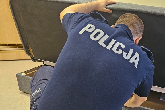 Chcąc uniknąć więzienia, schował się w tapczanie. Poszukiwany 29-latek zatrzymany