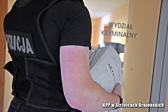 Niemal 160 zarzutów dla oszustki, która wyłudziła prawie 400 tysięcy złotych - akt oskarżenia trafił do sadu