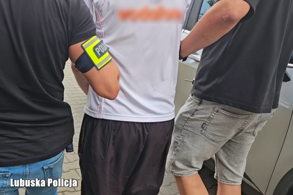 Zaatakował nożem kobietę i uciekł. Zatrzymany mężczyzna trafił do aresztu
