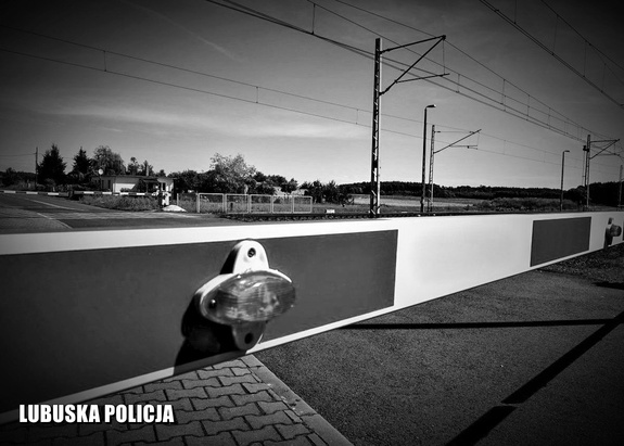 Przejazd kolejowy to nie miejsce na pośpiech i bagatelizowanie przepisów drogowych