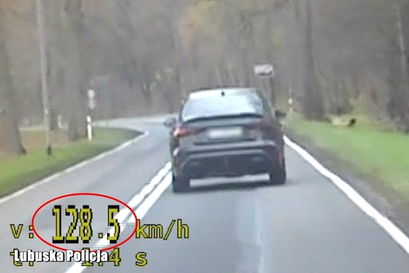 Jechał prawie 130 km/h w obszarze zabudowanym. Policjanci zatrzymali prawo jazdy nieodpowiedzialnemu kierowcy