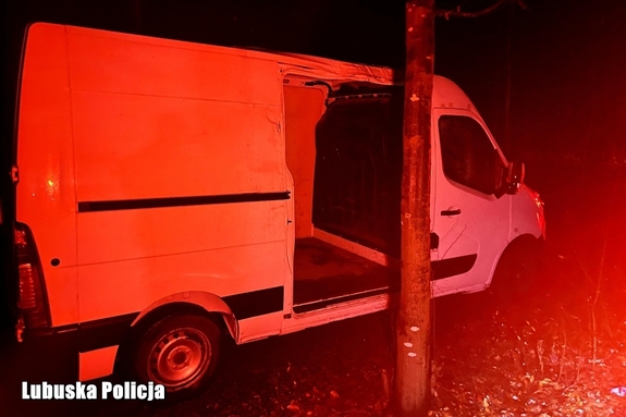 Jechał busem bez bocznych drzwi, a tablice przełożył z innego auta