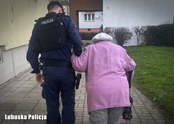 Starsza kobieta źle się poczuła – z pomocą przyszli policjanci