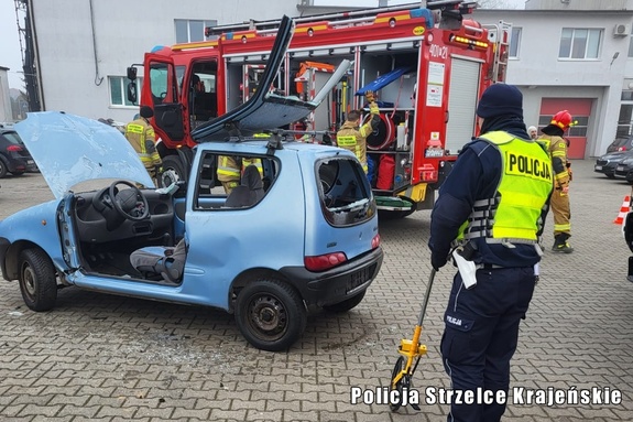 Jak zachować się, kiedy jesteśmy świadkami wypadku? – policjanci i strażacy ze Strzelec przygotowali specjalny pokaz dla dzieci i młodzieży