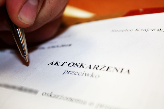 Akt oskarżenia i zarzuty przeciwko trzem osobom za podrabianie i wprowadzenie do obrotu fałszywych pieniędzy