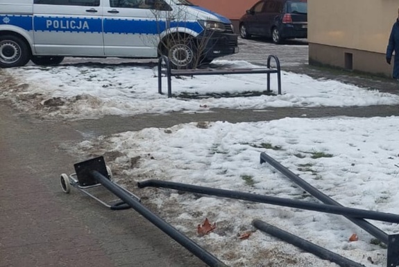 Ukradli słupy oświetleniowe. 22 i 30-latek zostali zatrzymani na gorącym uczynku