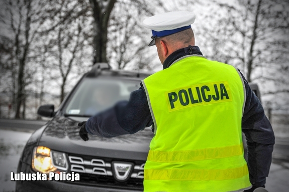 Zimowe warunki na drogach – kierowco, zdejmij nogę z gazu