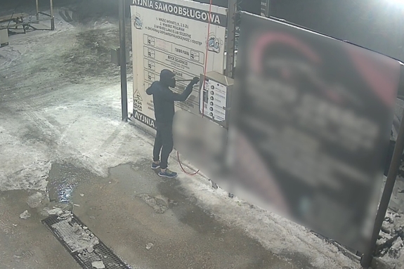 Włamał się do automatu myjni samochodowej. 43-latek został zatrzymany i usłyszał zarzuty