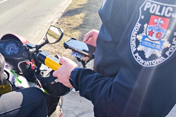 Pijany motorowerzysta przewoził pijanego pasażera – policjanci przerwali niebezpieczną jazdę