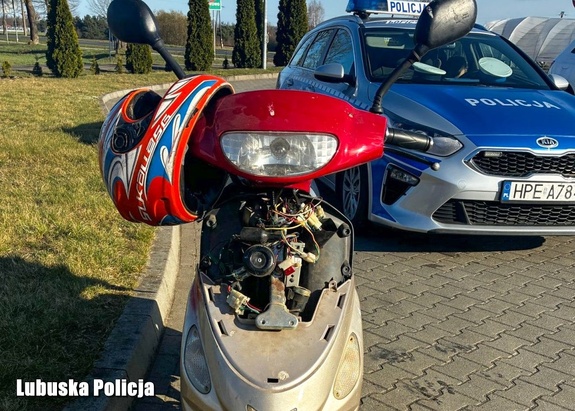 Policjanci przerwali jazdę pijanego 24-latka, który jechał bez uprawnień i niesprawnym motorowerem