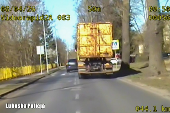 Policjanci w służbie dla bezpieczeństwa pieszych