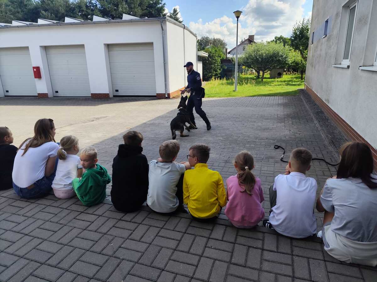 Policjanci ze Strzelec Krajeńskich, Drezdenka i Dobiegniewa spotykają się z dziećmi na wakacyjnym wypoczynku
