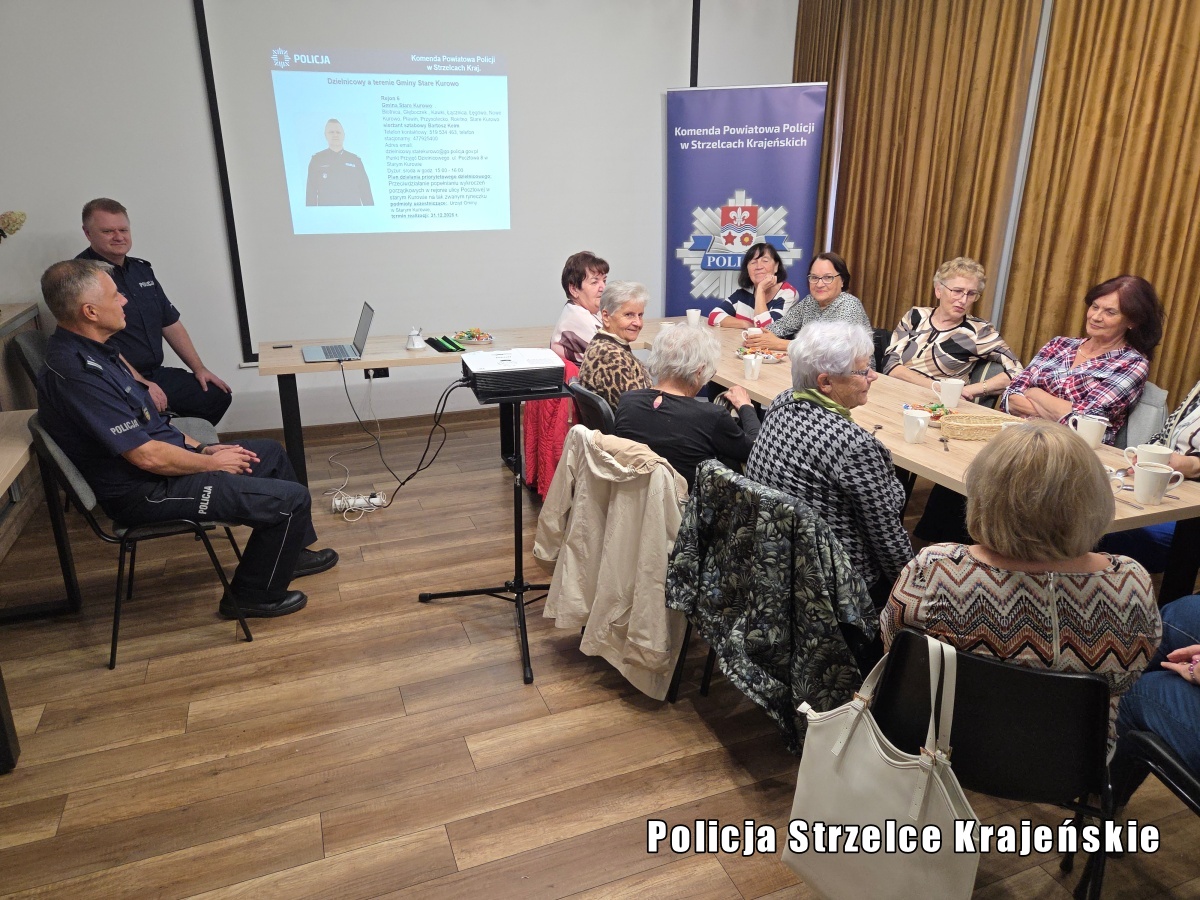 Policjanci prowadzą debatę o bezpieczeństwie seniorów w Starym Kurowie